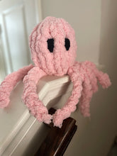 05.25.2025 (1pm)- Intermediate Hand Knitting Workshop: Cozy Octopus Pillow